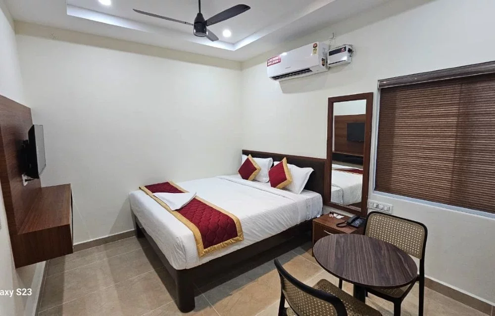 Double-bed guest room with air conditioning, television and seating table