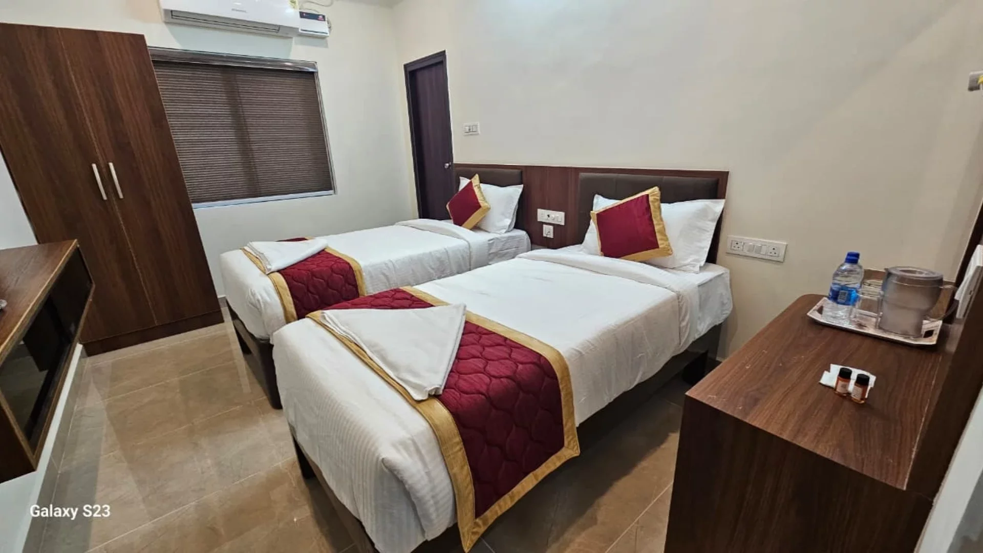 Twin-bed guest room with air conditioning, wardrobe and refreshment table